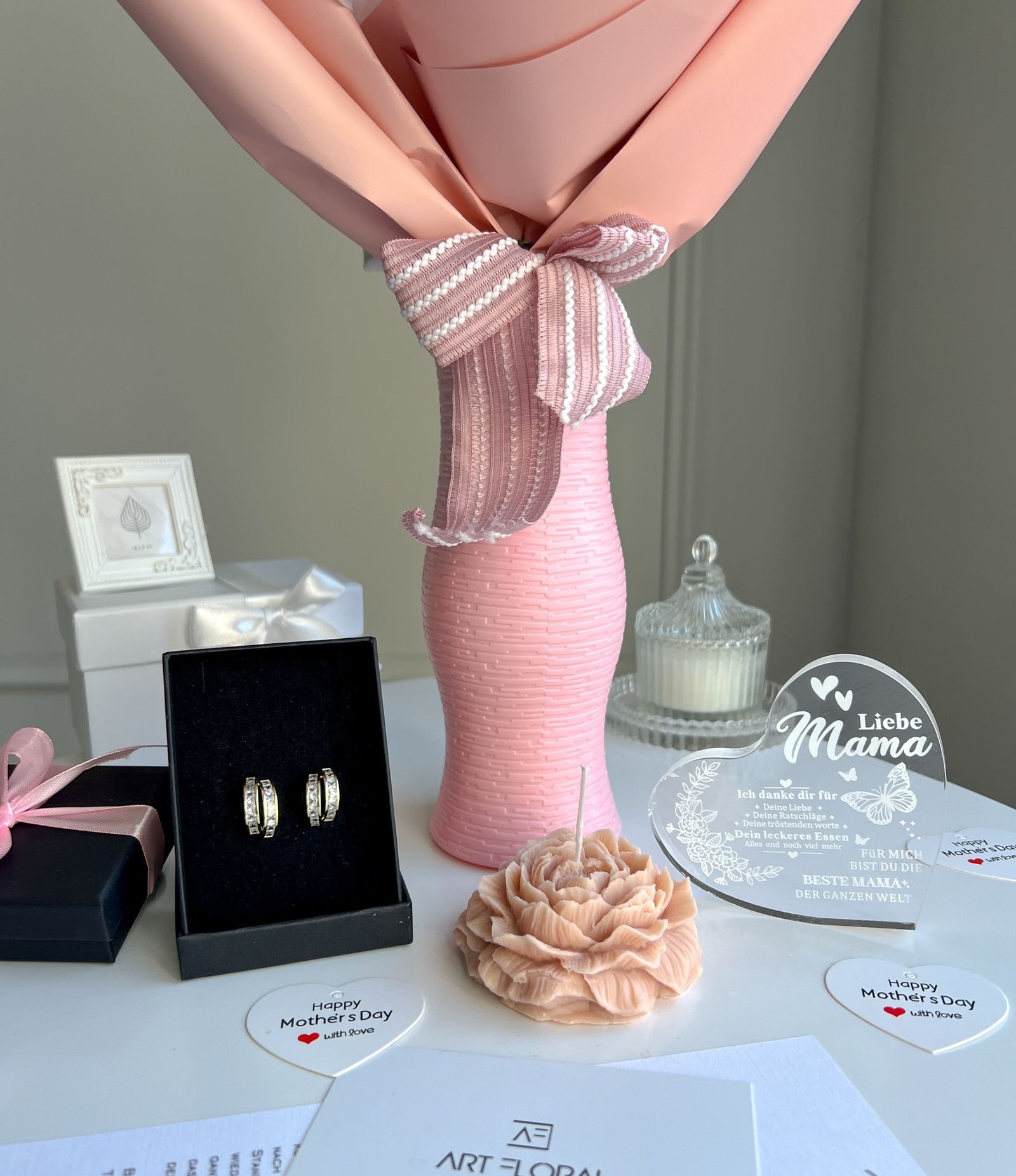 Muttertags-Geschenkset aus Trockenblumenstrauß, Schmuck und Deko