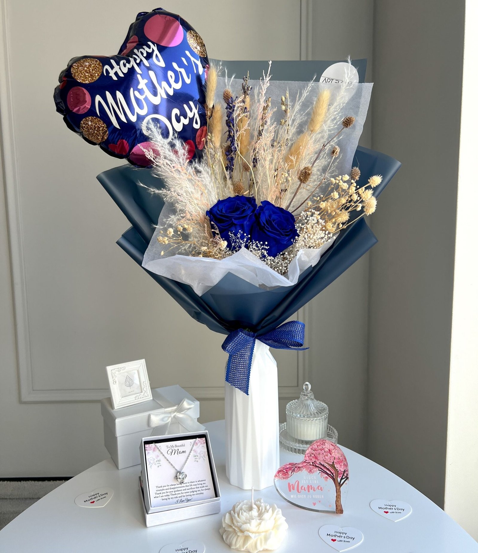 Muttertags-Geschenkset aus Trockenblumenstrauß, Schmuck und Deko