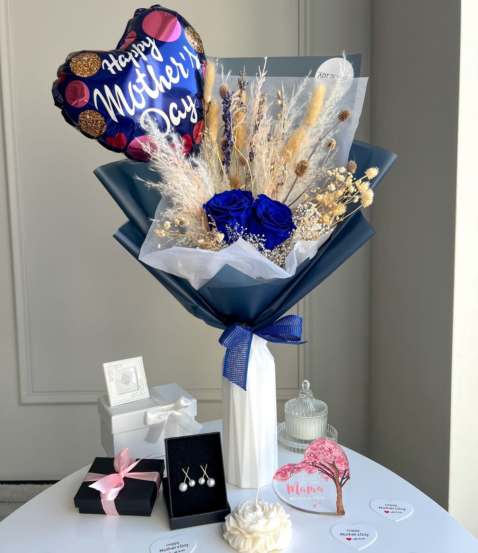 Muttertags-Geschenkset aus Trockenblumenstrauß, Schmuck und Deko