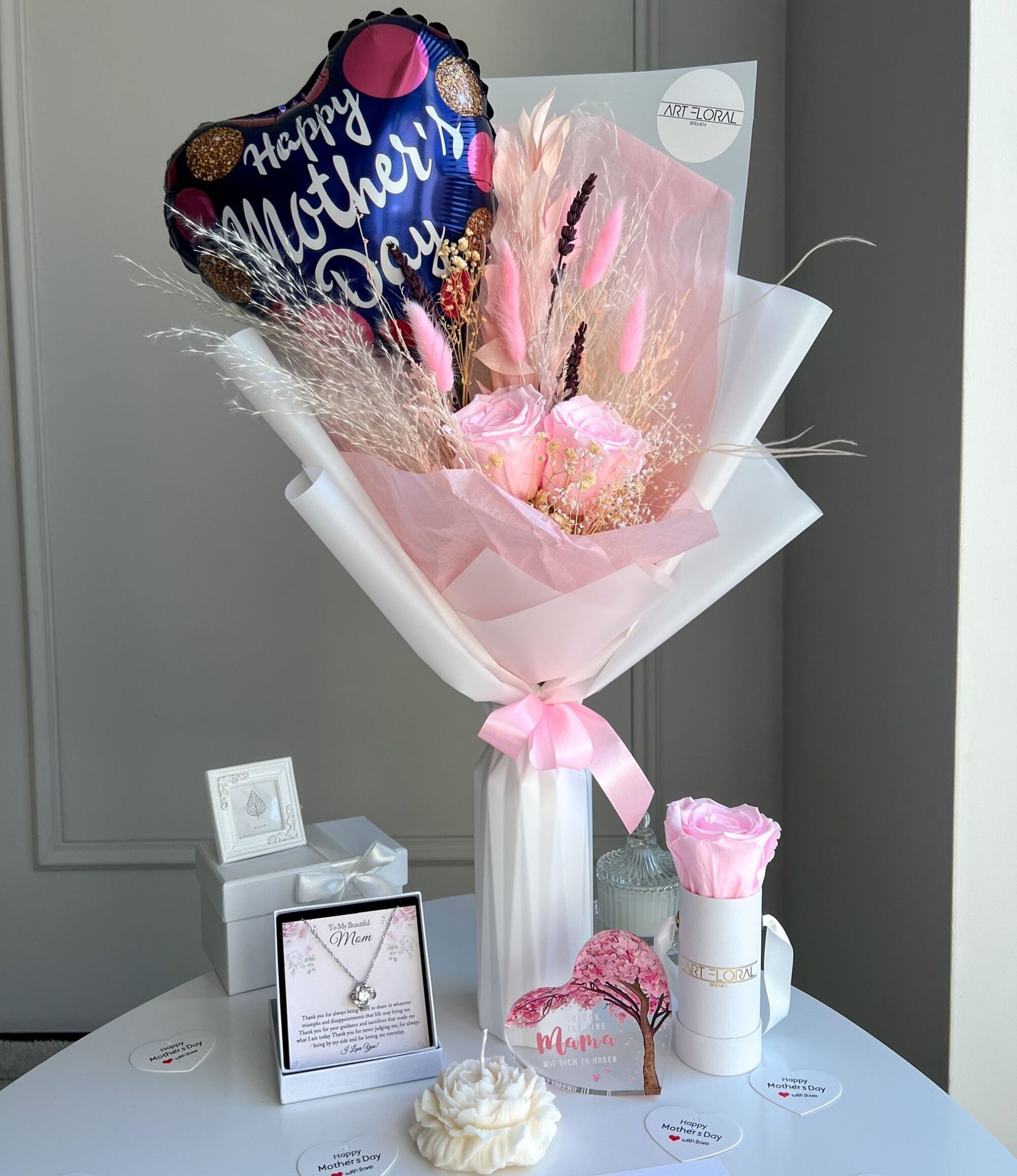 Muttertags-Geschenkset aus Trockenblumenstrauß, Schmuck und Deko