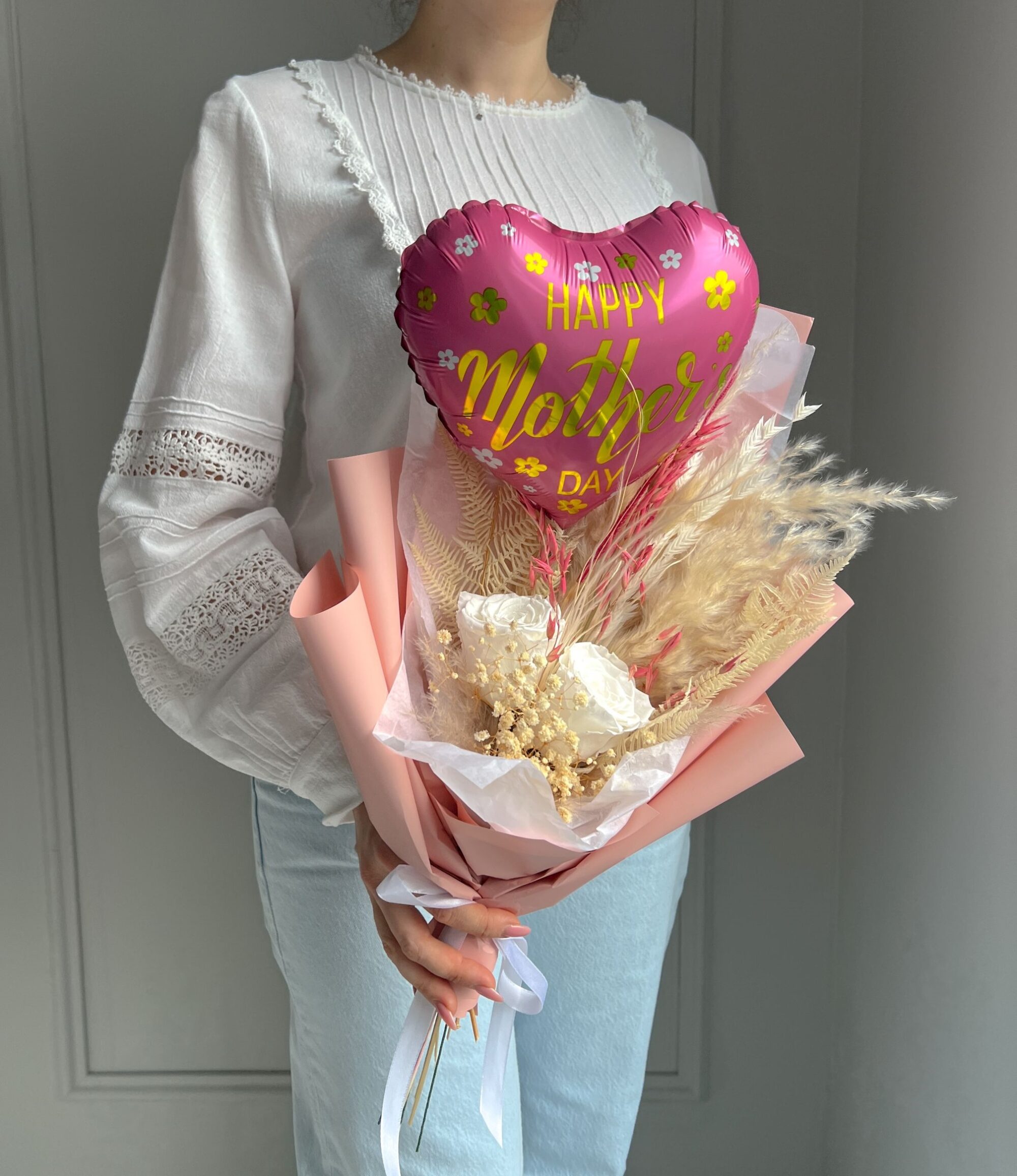 Trockenblumenstrauß mit Infinity Rosen Muttertag und Luftballon