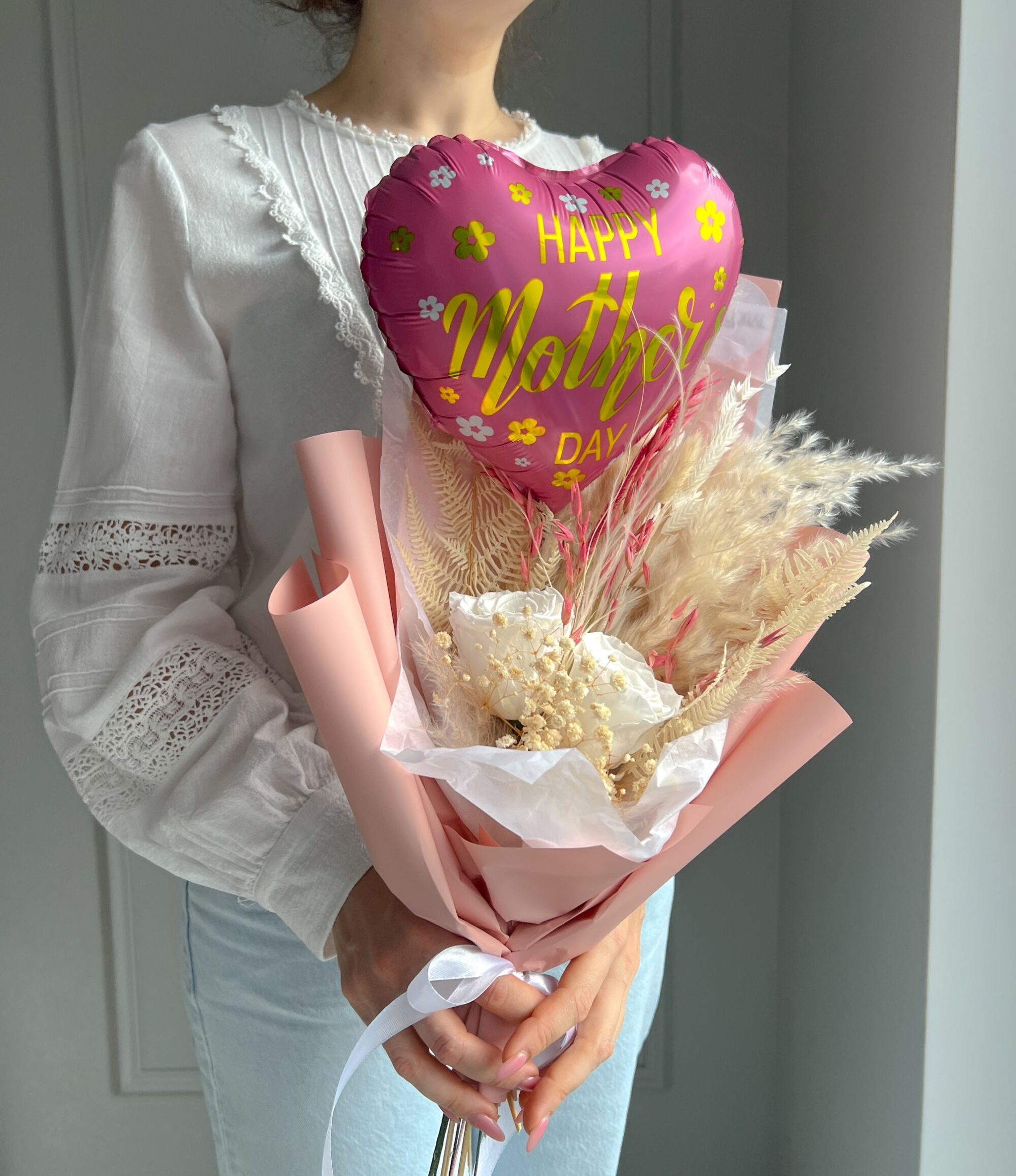 Trockenblumenstrauß mit Infinity Rosen Muttertag und Luftballon