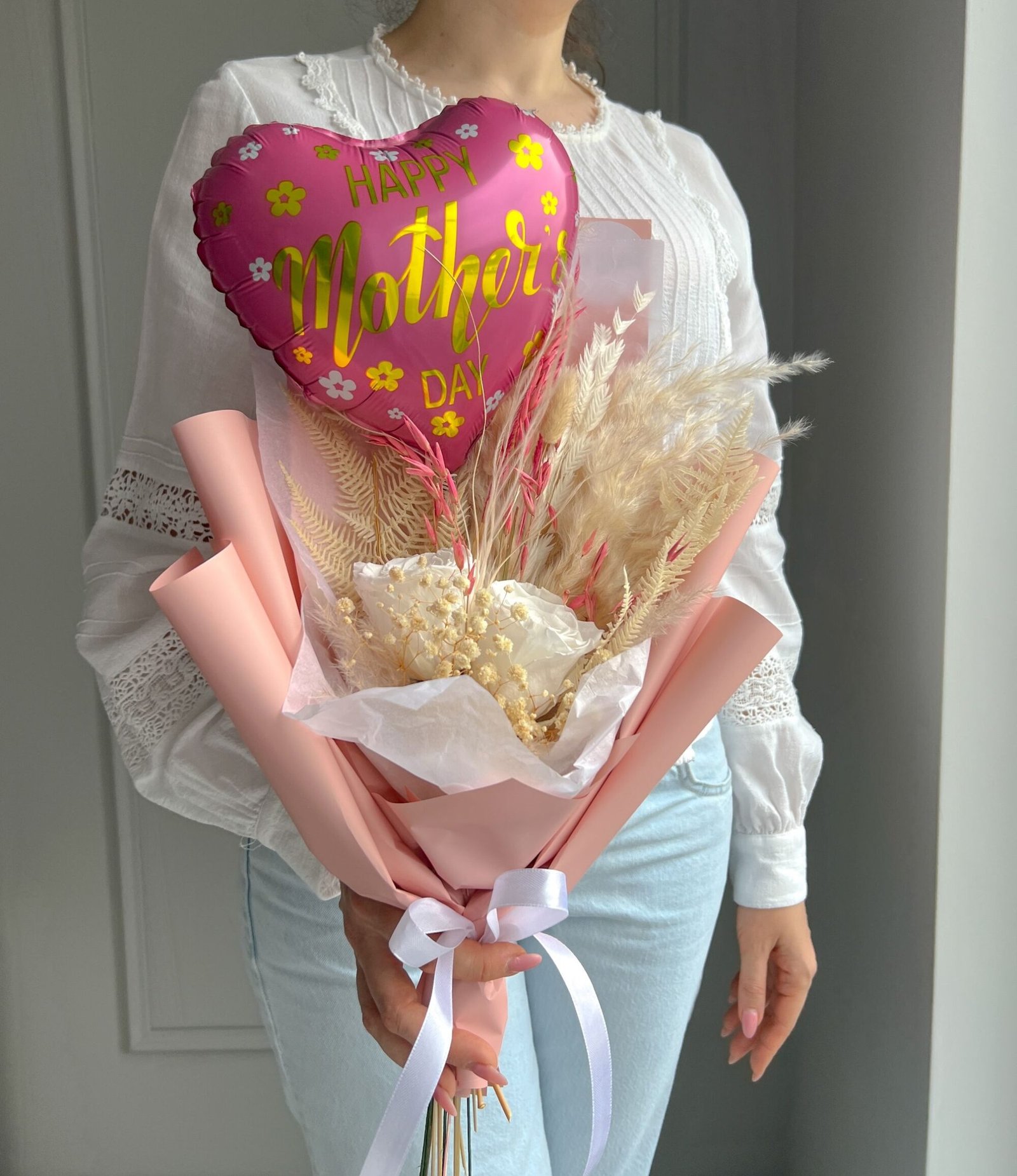 Trockenblumenstrauß mit Infinity Rosen Muttertag und Luftballon