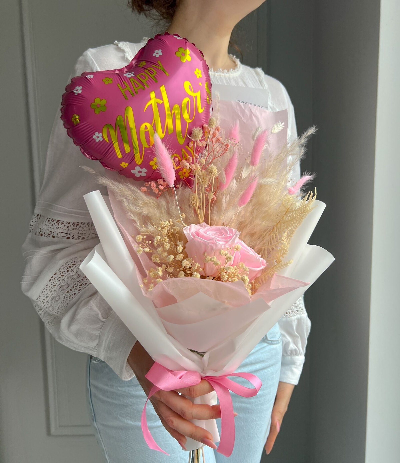 Trockenblumenstrauß mit Infinity Rosen Muttertag und Luftballon