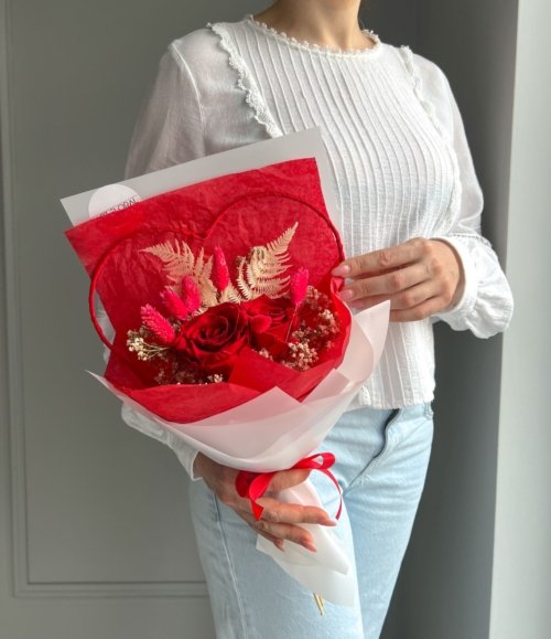 Romantischer Trockenblumenstrauß mit rotem Herz-Dekor