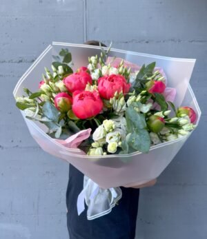 Blumenstrauß „Korallenzauber“ mit korallenfarbenen Pfingstrosen, weißem Lisianthus und Eucalyptus in moderner Floristik
