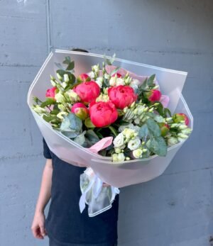Elegantes Blumenarrangement „Korallenzauber“ – romantischer Strauß mit Pfingstrosen und Eucalyptus