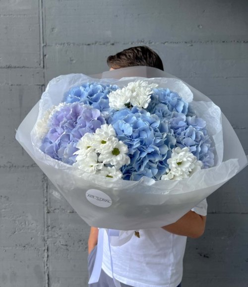 Blumenstrauß „Blauweißes Glück“ mit blauer Hortensie und weißen Chrysanthemen