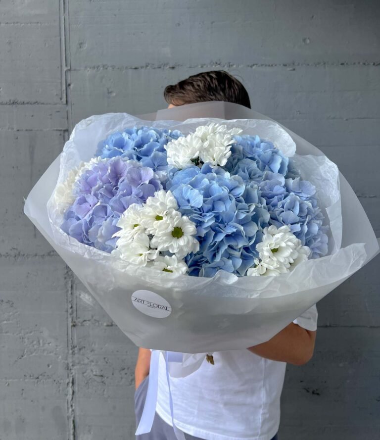 Blumenstrauß „Blauweißes Glück“ mit blauer Hortensie und weißen Chrysanthemen