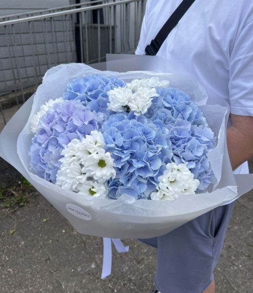 Eleganter Strauß aus blauer Hortensie und weißen Chrysanthemen
