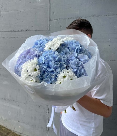 Blumenarrangement in Blau und Weiß mit Hortensie und Chrysanthemen