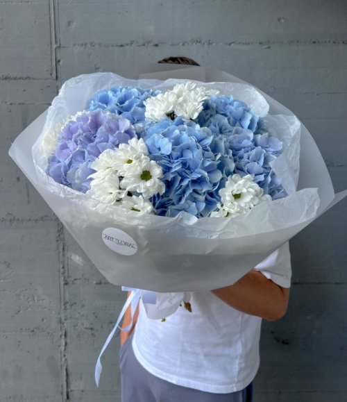 Dekorativer Strauß „Blauweißes Glück“ mit Hortensie und weißen Blumen