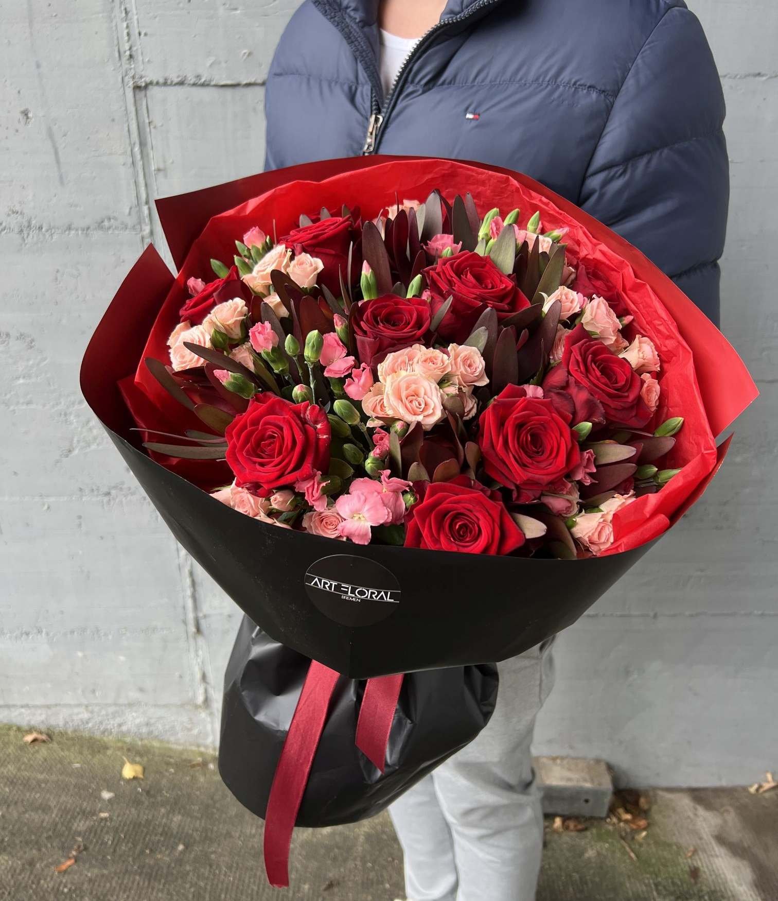 Blumenstrauß „Glühwein“ mit roten Rosen, rosa Rosen, rosa Nelken und Leucadendron
