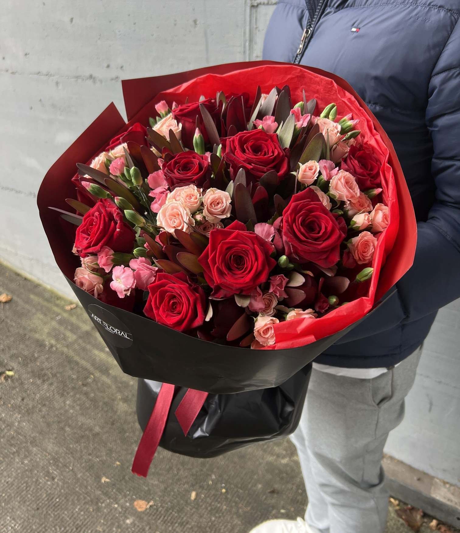 Blumenstrauß „Glühwein“ mit roten Rosen, rosa Rosen, rosa Nelken und Leucadendron