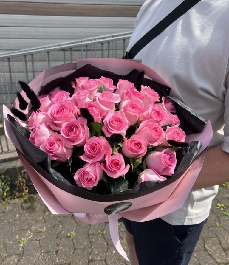 Blumenwissen & Saison-Tipps | Der Floristik-Blog von Art Floral 1 Dekorativer Rosenstrauß Rosa Magie in rosa und schwarz