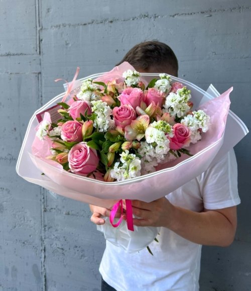 Blumenstrauß mit rosa Rosen, Alstroemerien und weißen Levkojen
