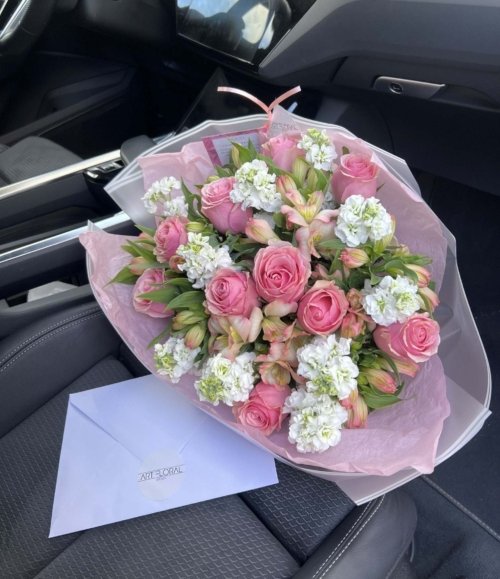 Zarter Blumenstrauß in Rosa und Weiß mit Rosen und Alstroemerien