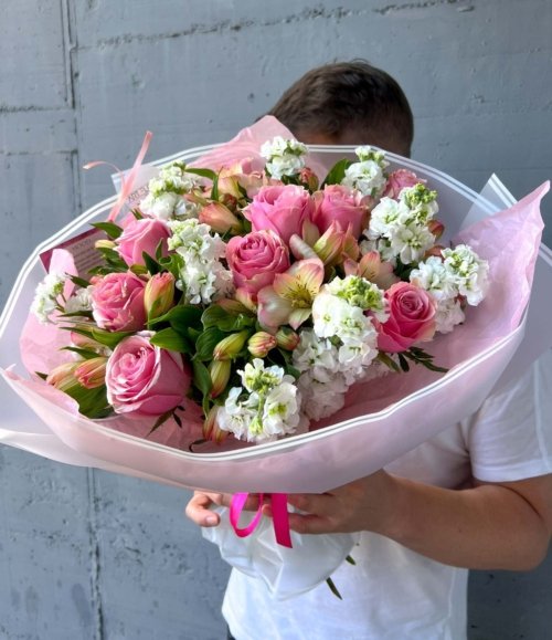 Romantischer Strauß mit rosa Rosen und weißen Blumen