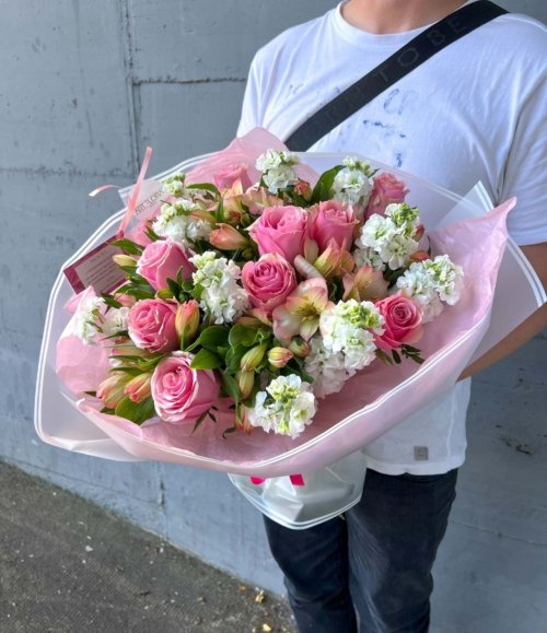 Eleganter Blumenstrauß mit Rosen in Rosa und Weiß