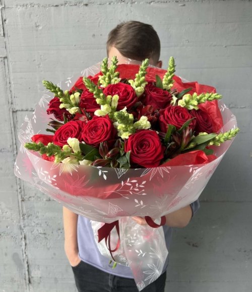 Blumenstrauß „Rote Symphonie“ mit roten Rosen, roten Alstroemerien und weißen Levkojen