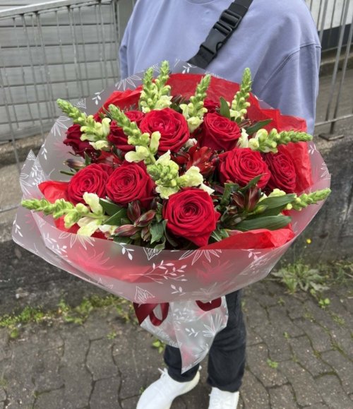Eleganter Strauß mit roten Rosen, roten Alstroemerien und weißen Levkojen
