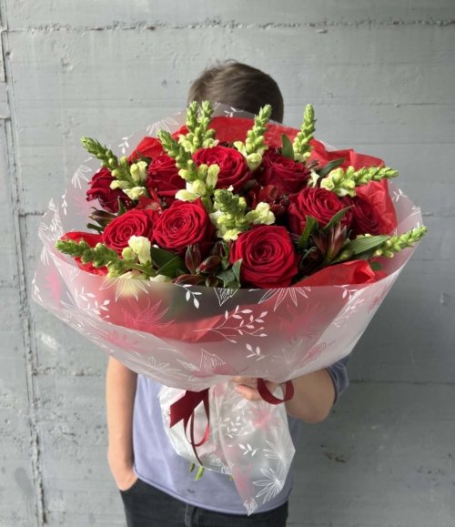 Roter Rosenstrauß mit Alstroemerien und weißen Levkojen
