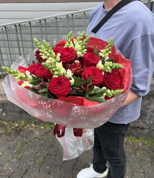 Blumenarrangement „Rote Symphonie“ in Rot und Weiß mit Rosen und Levkojen