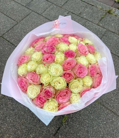 Eleganter Strauß „Süße Träume“ mit zarten weißen und rosa Rosen