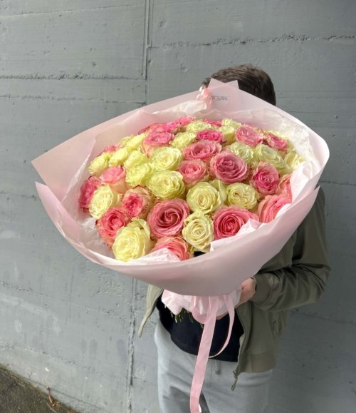 Blumenarrangement „Süße Träume“ mit weißen und rosafarbenen Rosen