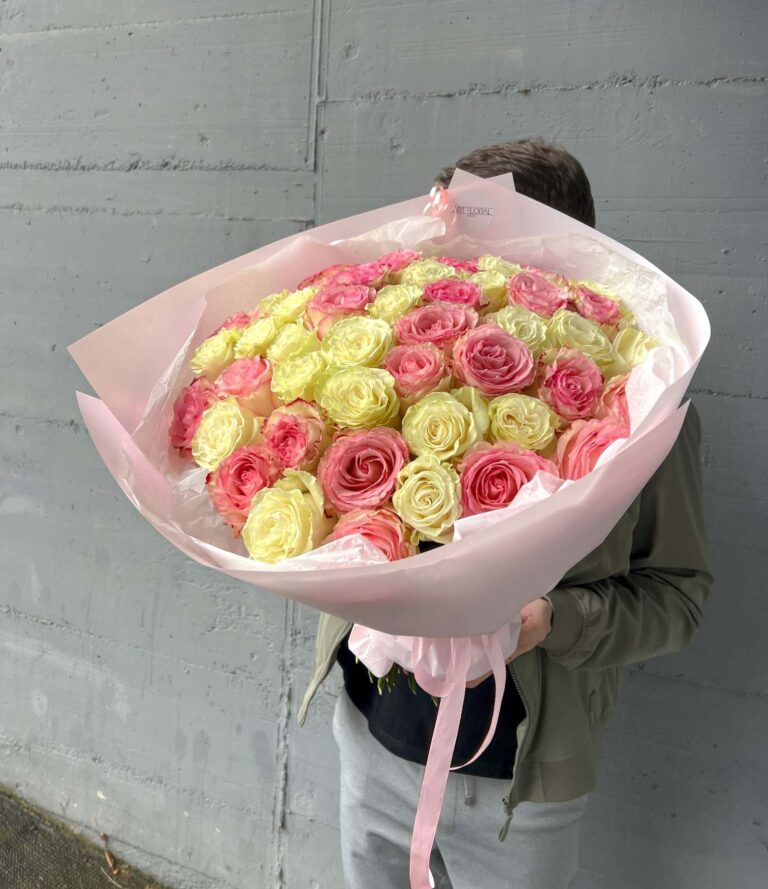 Blumenarrangement „Süße Träume“ mit weißen und rosafarbenen Rosen