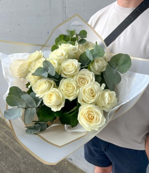 Blumenstrauß „Weiße Aura“ mit weißen Rosen und Eukalyptus
