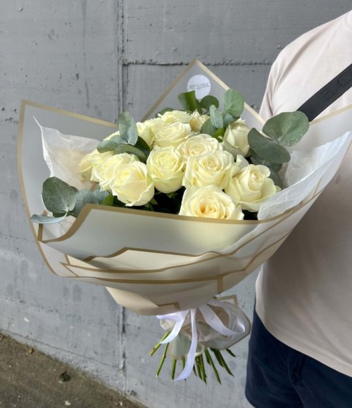 Eleganter Strauß „Weiße Aura“ mit weißen Rosen und frischem Eukalyptus
