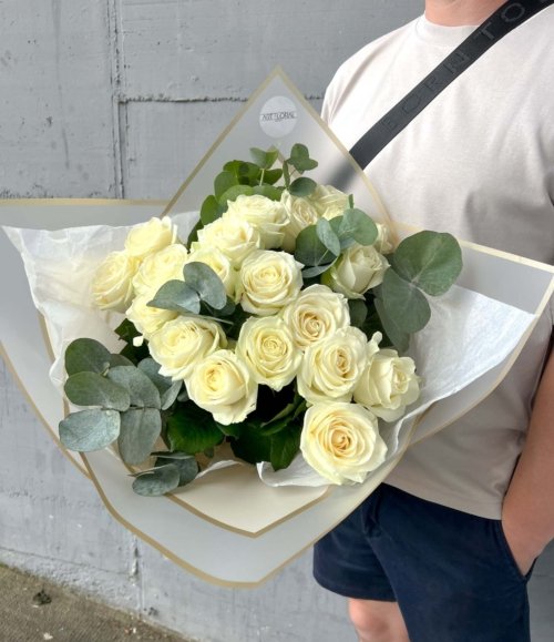Blumenarrangement „Weiße Aura“ mit weißen Rosen und grünen Akzenten