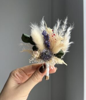 Bräutigam Boutonniere in Natur- und Blautönen mit Trockenblumen und Eukalyptus