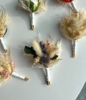 Elegante Ansteckblume für Bräutigam in Blau und Naturfarben