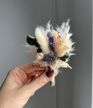 Boho Boutonniere für den Bräutigam – Trockenblumen in Natur- und Blautönen