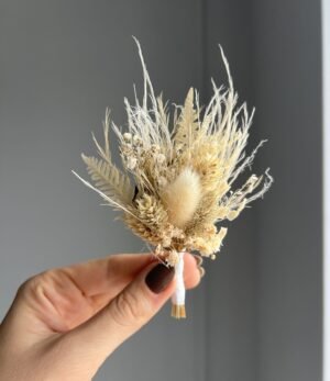 Boutonniere des Bräutigams in natürlichen Tönen mit Trockenblumen