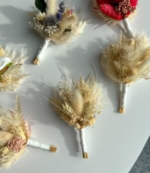 Natürliche Bräutigam Ansteckblume aus Trockenblumen in Beige und Creme