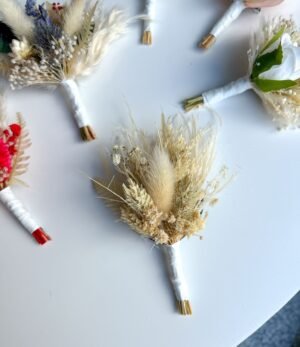 Elegante Ansteckblume für Bräutigam in natürlichen, warmen Farbtönen