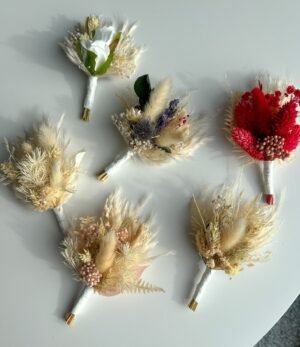 Boutonniere des Bräutigams in natürlichen Tönen mit Trockenblumen