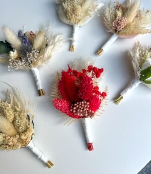 Elegante Ansteckblume für Bräutigam in Rot und Naturfarben