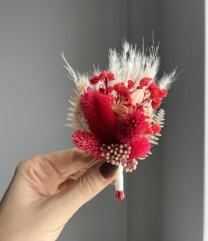 Boho Boutonniere für den Bräutigam – Trockenblumen in Natur- und Rottönen