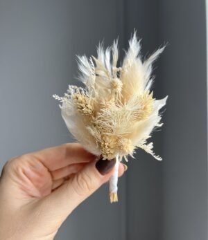 Bräutigam Boutonniere in Natur- und Weißtönen mit Trockenblumen