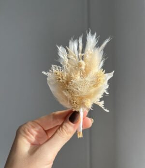 Elegante Ansteckblume für Bräutigam in Weiß und Naturfarben