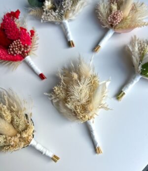 Boho Boutonniere für den Bräutigam – Trockenblumen in Natur- und Weißtönen