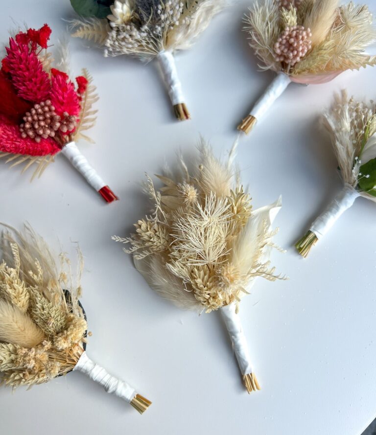 Boho Boutonniere für den Bräutigam – Trockenblumen in Natur- und Weißtönen