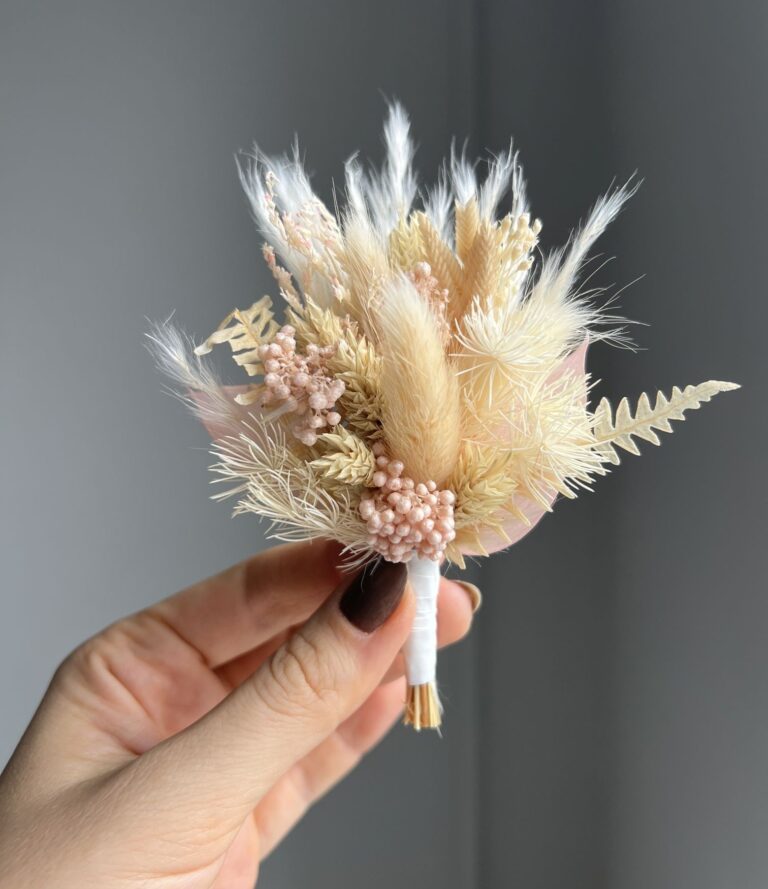 Bräutigam Boutonniere in Puderrosa mit Trockenblumen