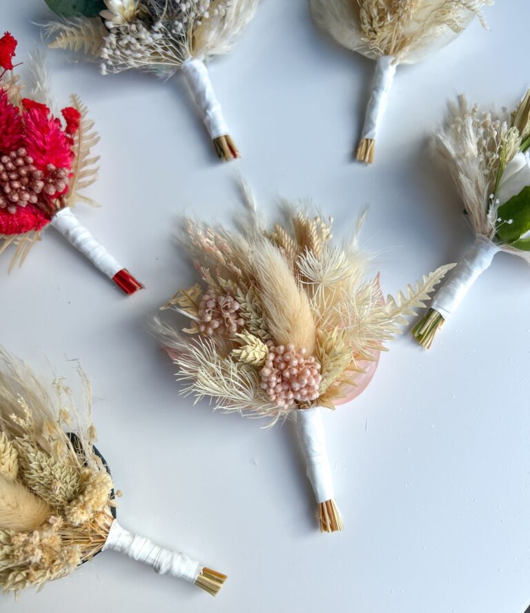 Elegante Ansteckblume für Bräutigam in zarten Puderrosa-Tönen