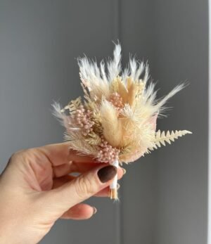 Boho Boutonniere für den Bräutigam – Trockenblumen in Puderrosa