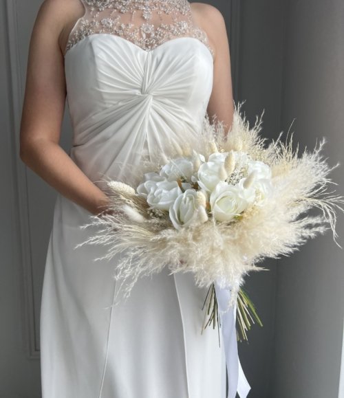 künstlicher Brautstrauß aus weißen Rosen und Pampasgras – eleganter Hochzeitsstrauß in Weiß